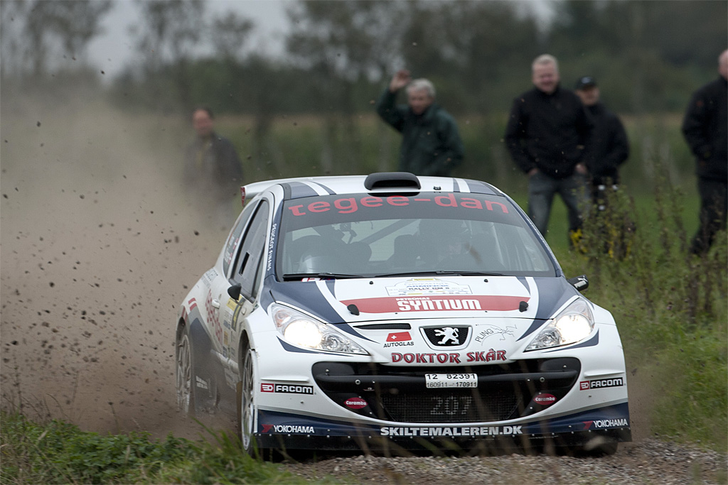 Ib Kragh og Mie Petersen er i offensiven og skal have et topresultat i Danboring Rally for at holde gulddrømmene i live
(Foto: Johnny Pedersen)